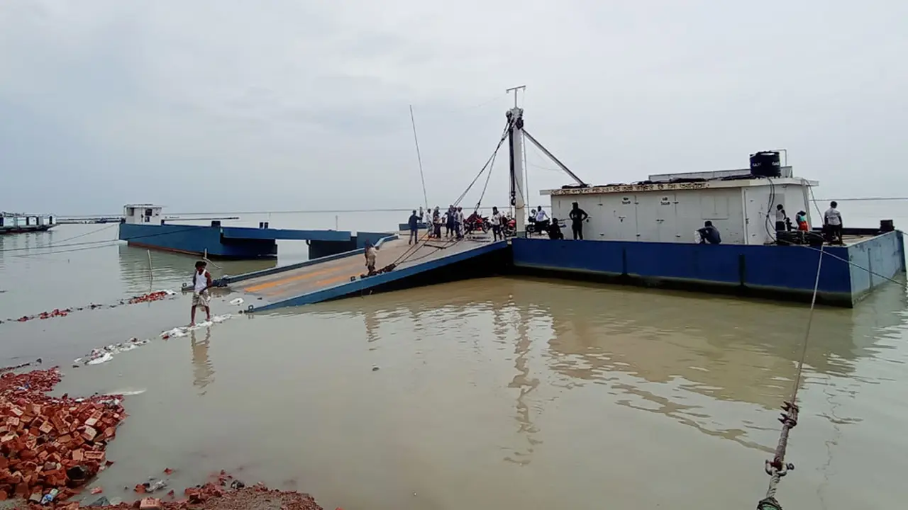 কাজীরহাট-আরিচায় ১২ ঘণ্টা ফেরি চলাচল বন্ধ