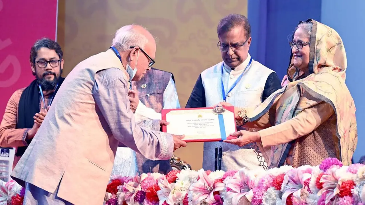 বাংলা একাডেমি সাহিত্য পুরস্কার তুলে দিলেন প্রধানমন্ত্রী