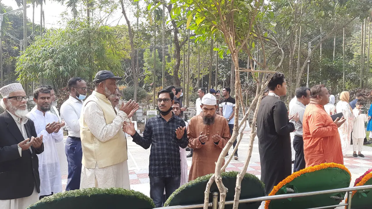 শহীদ ৫৭ সেনার কবরে অশ্রুসিক্ত শ্রদ্ধা