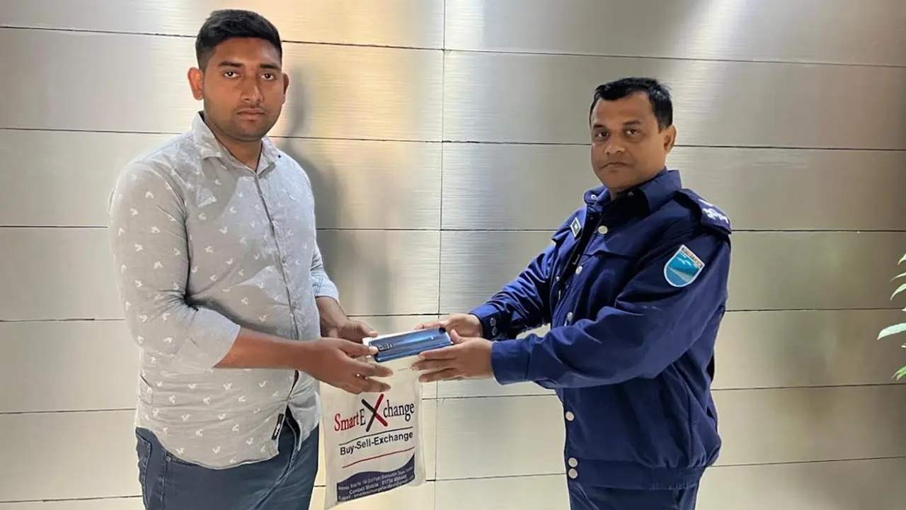 মেসেঞ্জারে নক দিলেই মোবাইল উদ্ধার করে দেন এই পুলিশ কর্মকর্তা
