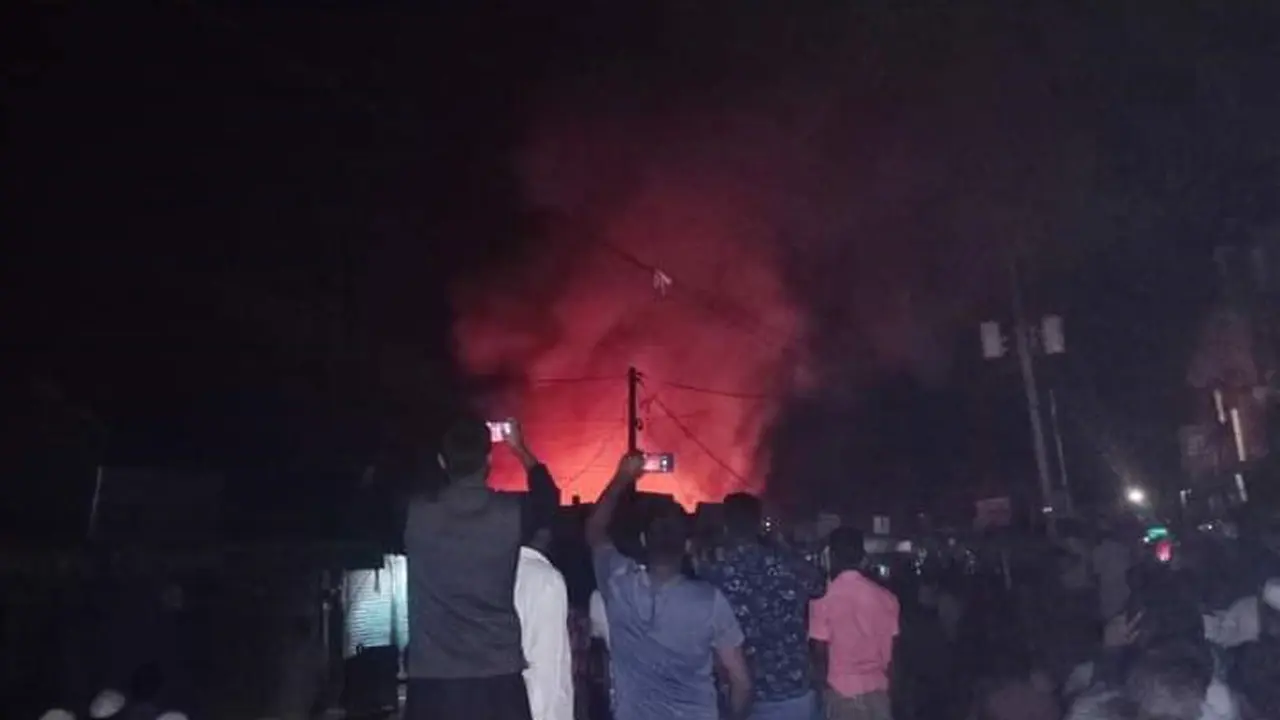 তাড়াইল বাজারের আগুন নিয়ন্ত্রণে, ৩০ দোকান ভস্মীভূত