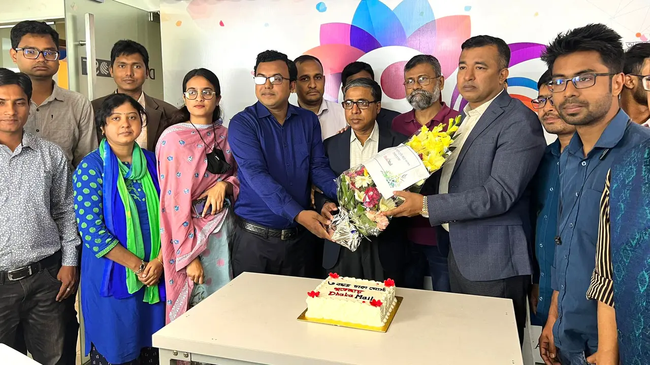 ঢাকা পোস্টের প্রতিষ্ঠাবার্ষিকীতে ঢাকা মেইলের ফুলেল শুভেচ্ছা