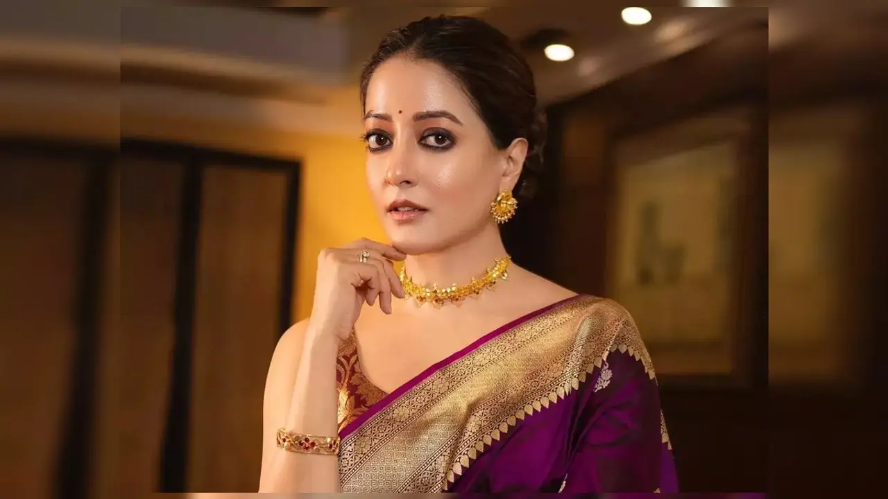 মা-বাবার সঙ্গে নানির পুরনো ছবি সামনে আনলেন রাইমা সেন
