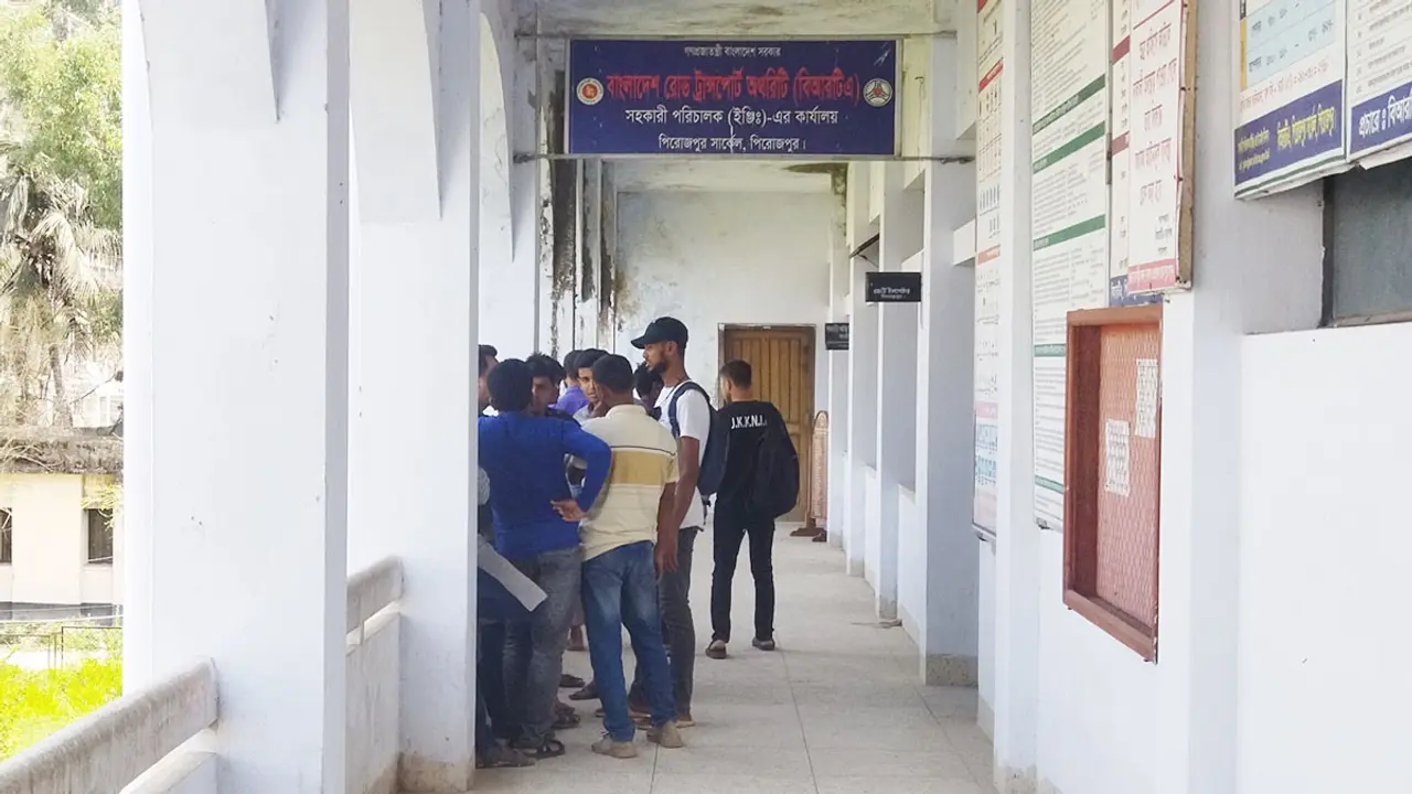 সহকারী পরিচালকের কক্ষে দালাল, মেলেনি ‘সদুত্তর’