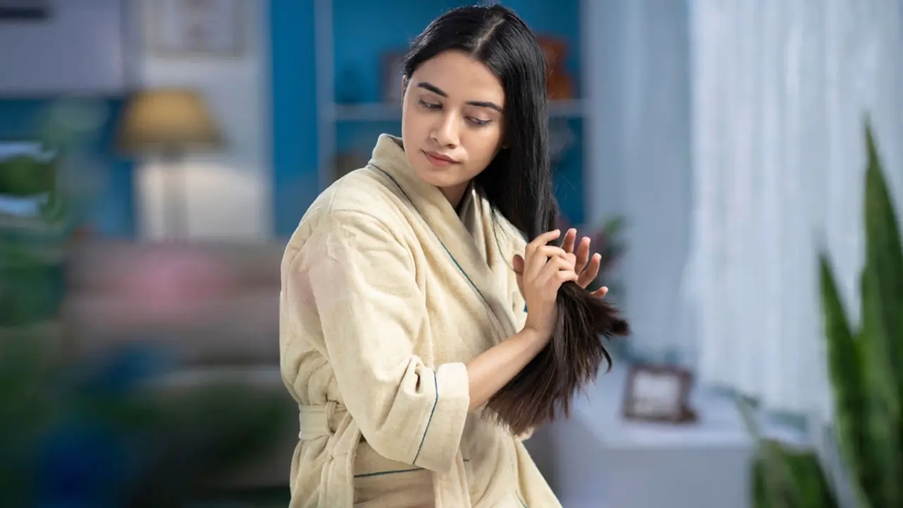 চুলের আগা ফাটা দূর করার ঘরোয়া উপায়