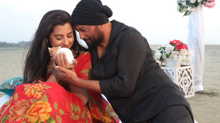 গানের একটি দৃশ্যে মাহফুজ আহমেদ ও বুবলী