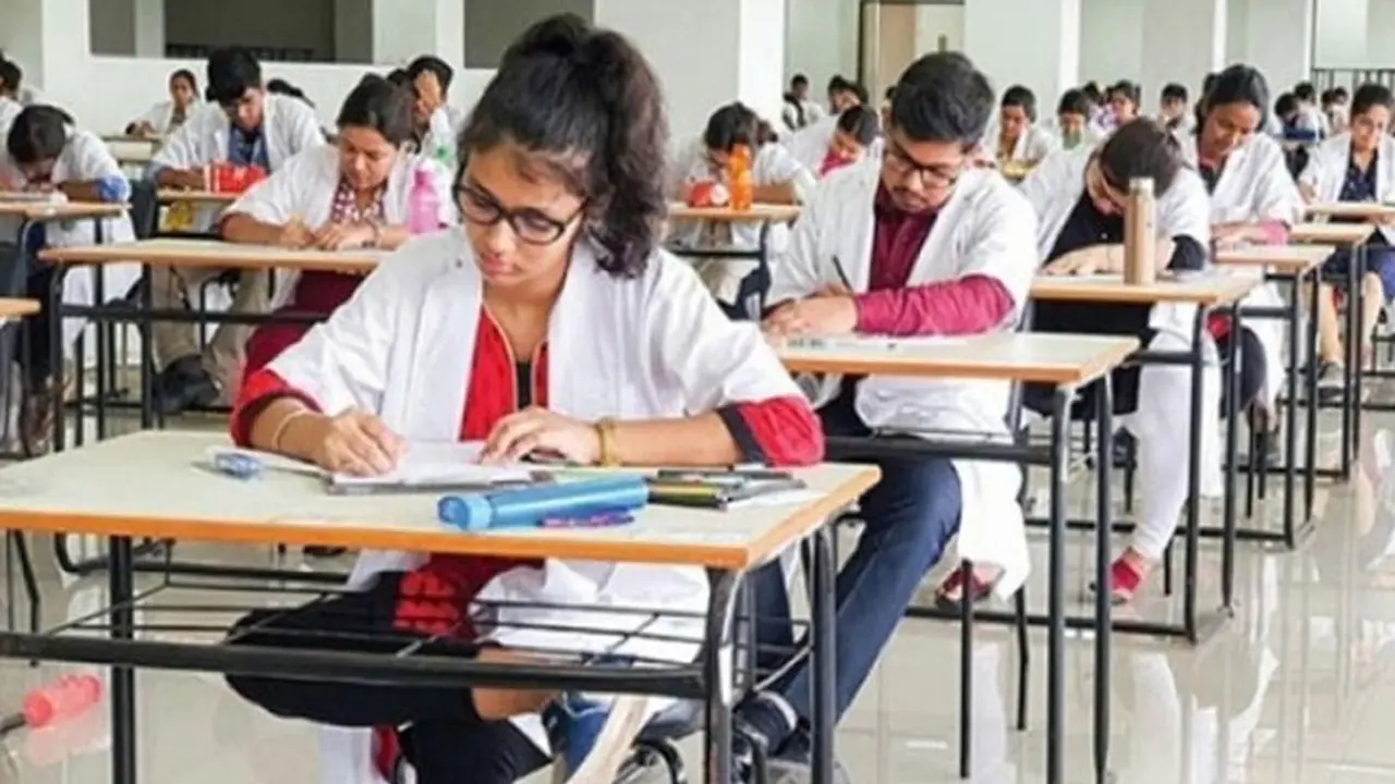 বেসরকারি মেডিকেলে ভর্তি ফি বেড়েছে ৩ লাখ