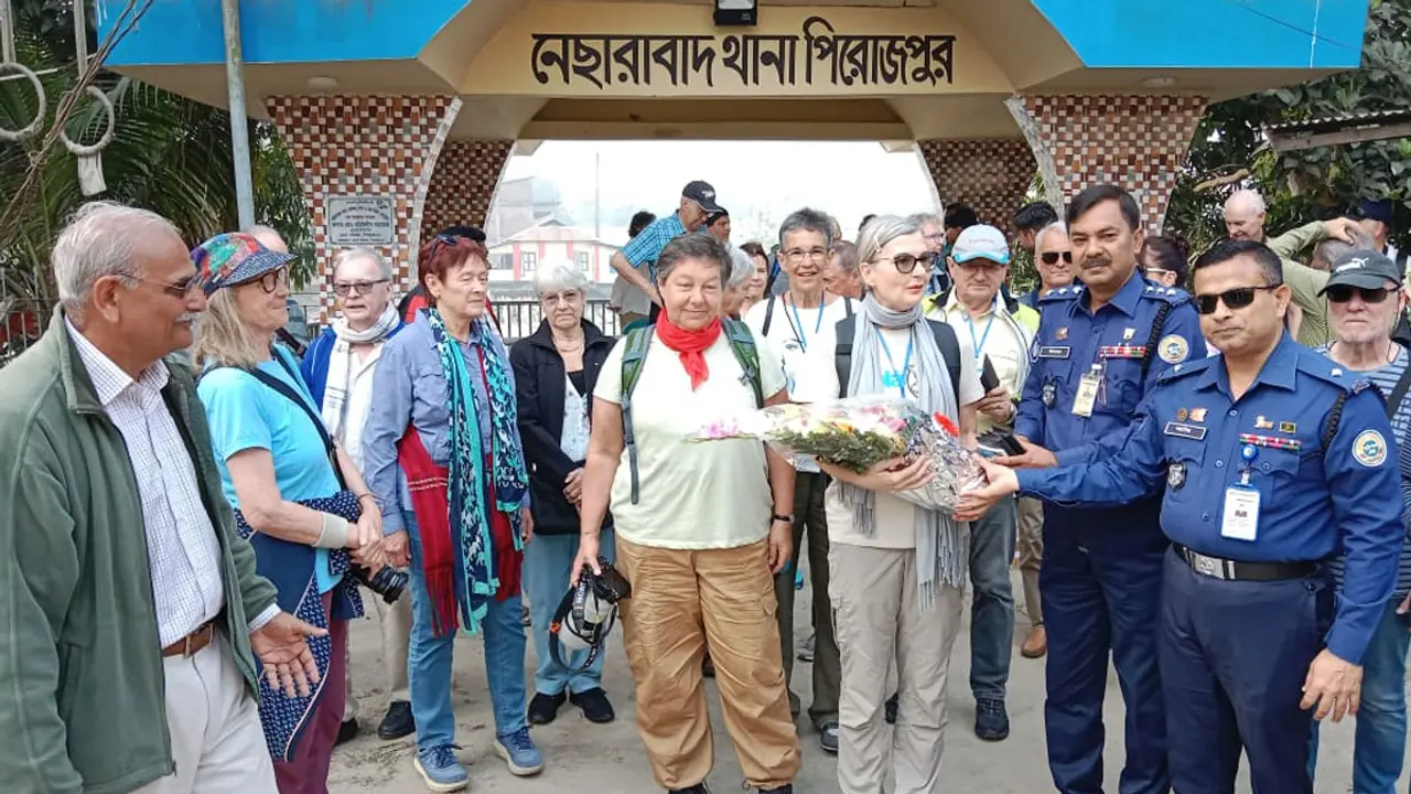 স্বরূপকাঠি ঘুরে দেখলেন গঙ্গা বিলাসের পর্যটকরা