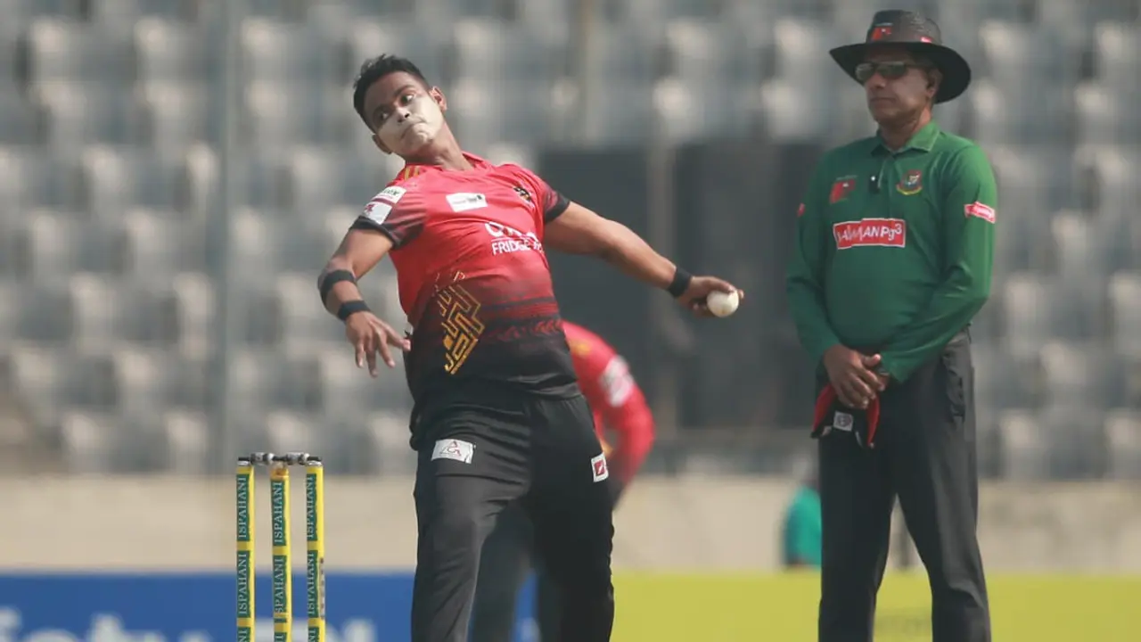 গালির ভয়ে বাবাকে মাঠে আসতে নিষেধ করেন তানভীর