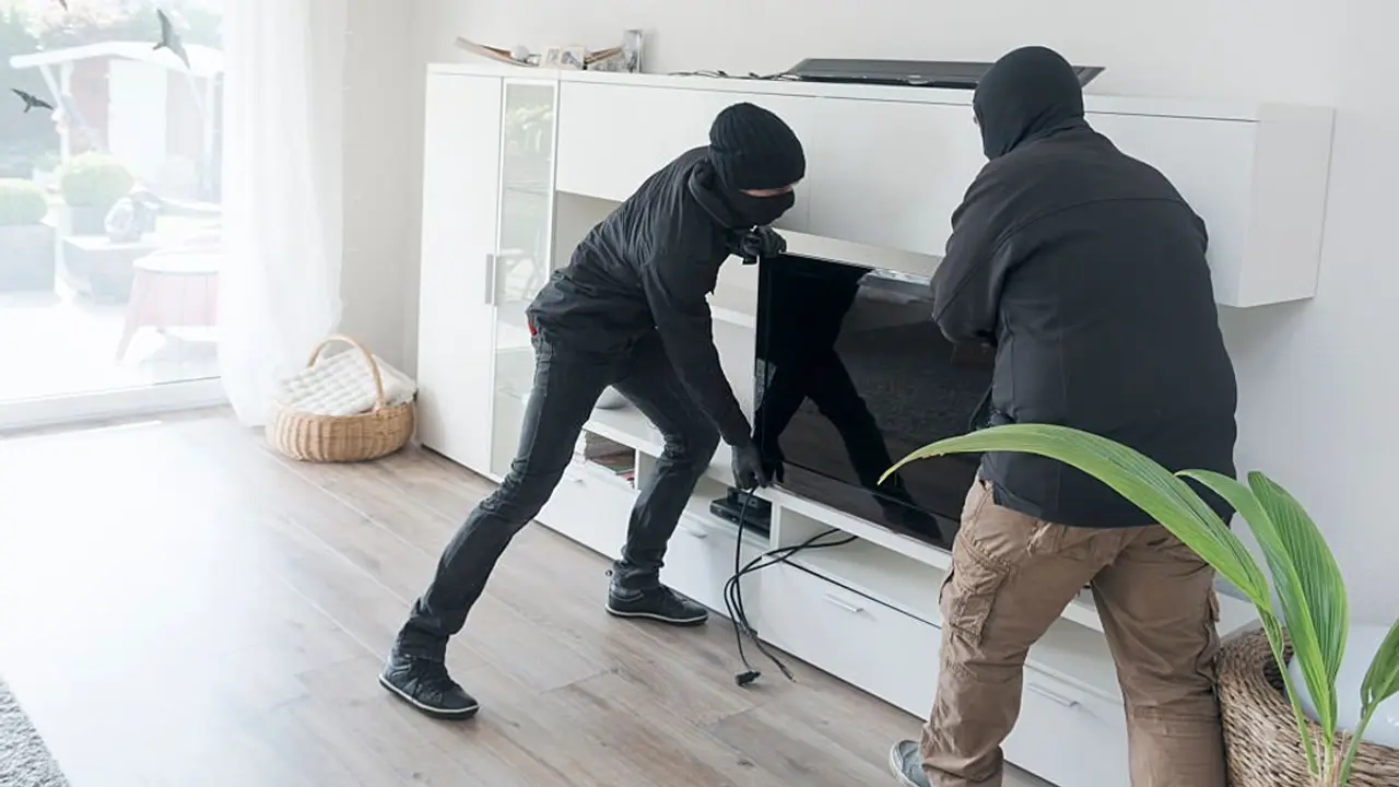 ইসলামে চুরি ও চোরের শাস্তি