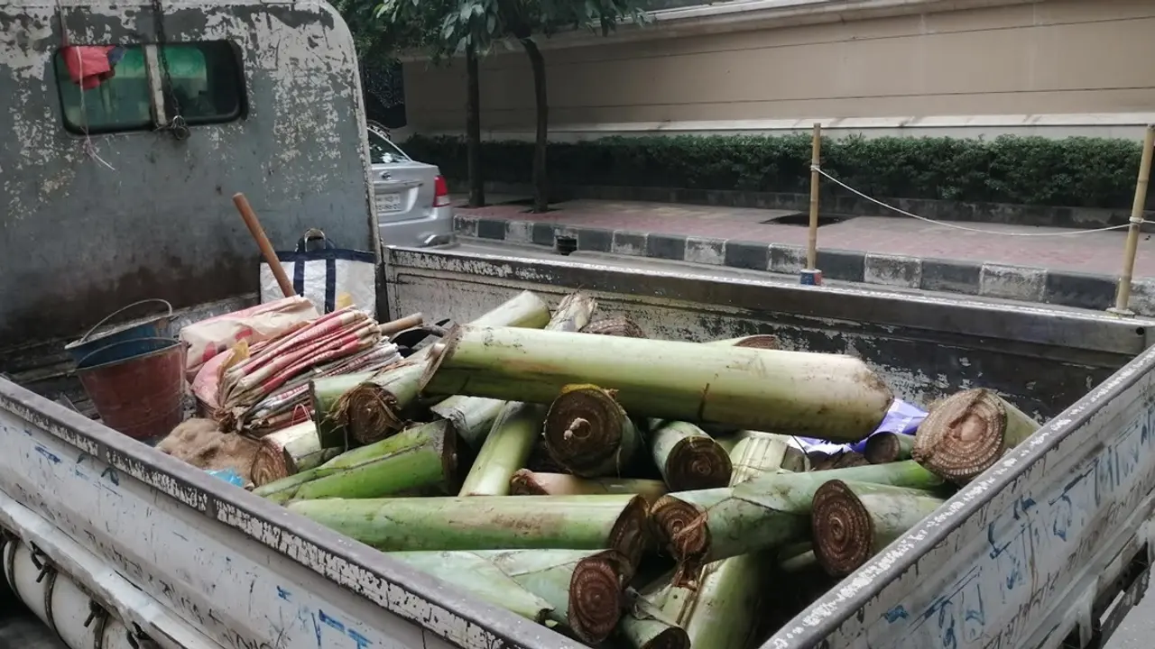গুলশানে কলা গাছ নিয়ে হাজির উত্তর সিটির টিম