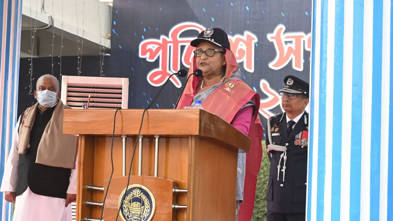 পুলিশ সব সময় মানুষের পাশে আছে : প্রধানমন্ত্রী