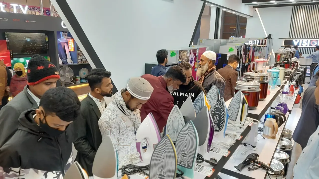 বাণিজ্য মেলায় ইলেকট্রনিক্স পণ্যে আগ্রহ দর্শনার্থীদের