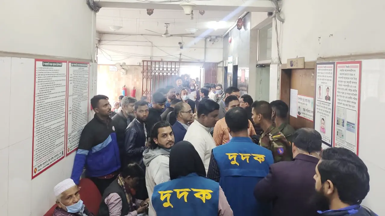 পাসপোর্ট অফিসে অভিযানে গিয়ে দালালের খপ্পরে দুদক টিম