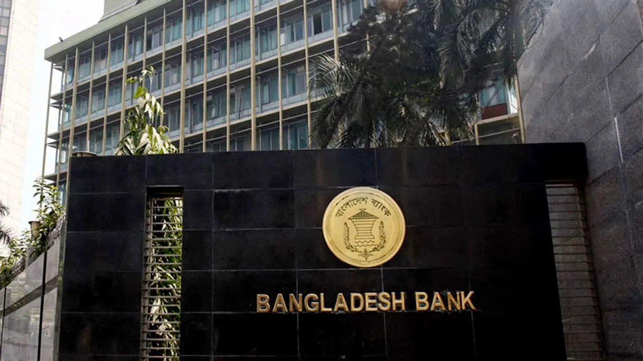 একটা ধাক্কায় বাংলাদেশের অর্থনীতি পড়ে যাবে না : গভর্নর