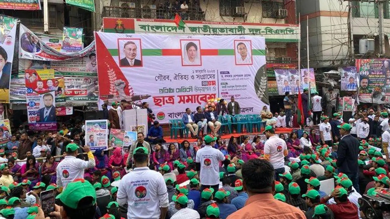 সড়কে মঞ্চ বানিয়ে ছাত্রদলের সমাবেশ, পুলিশের সতর্ক অবস্থান