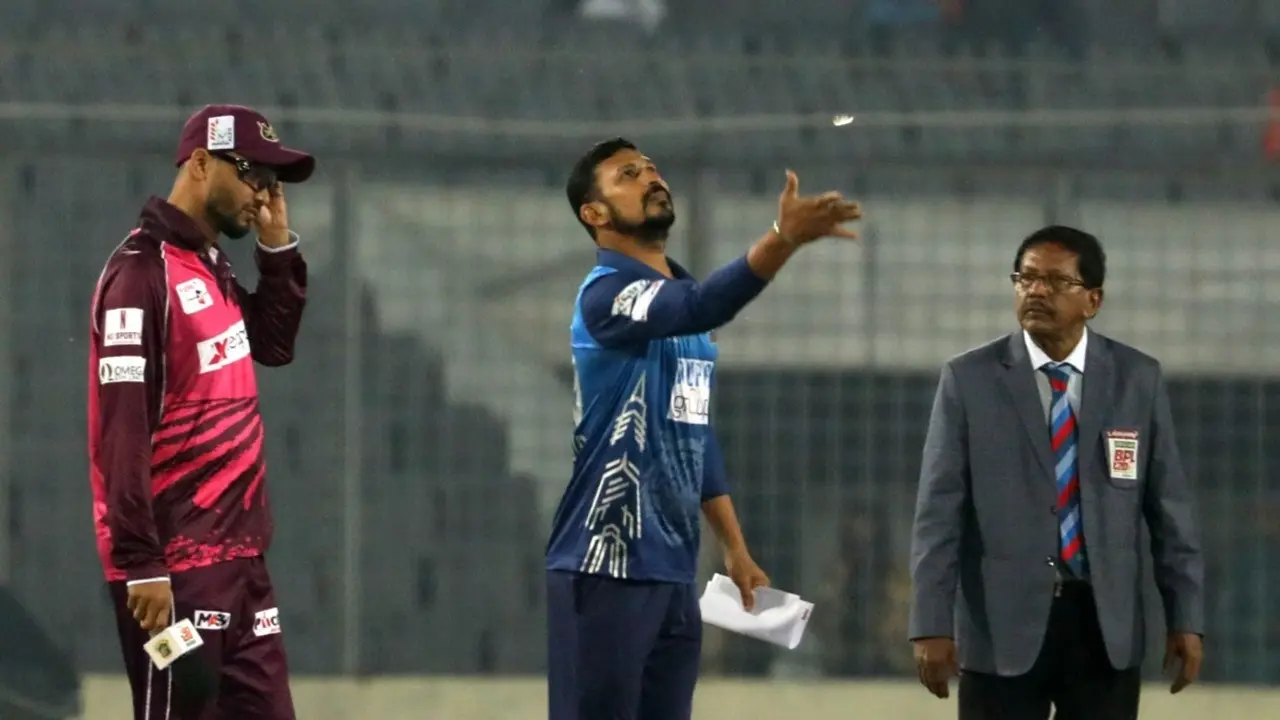 টসে জিতে বোলিংয়ে তাসকিনরা