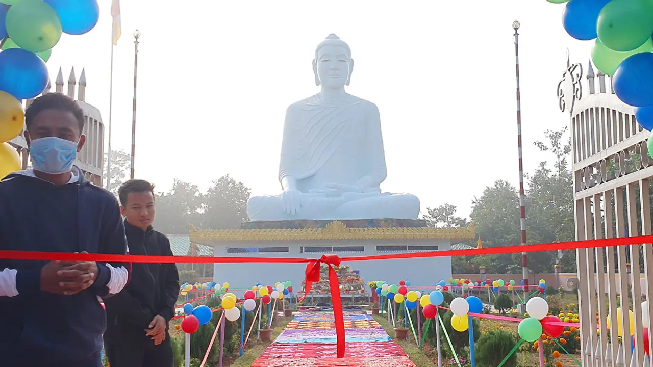 মনাটেক অরণ্য কুটিরে ৩৮ ফুট উচ্চতার বুদ্ধমূর্তি উৎসর্গ