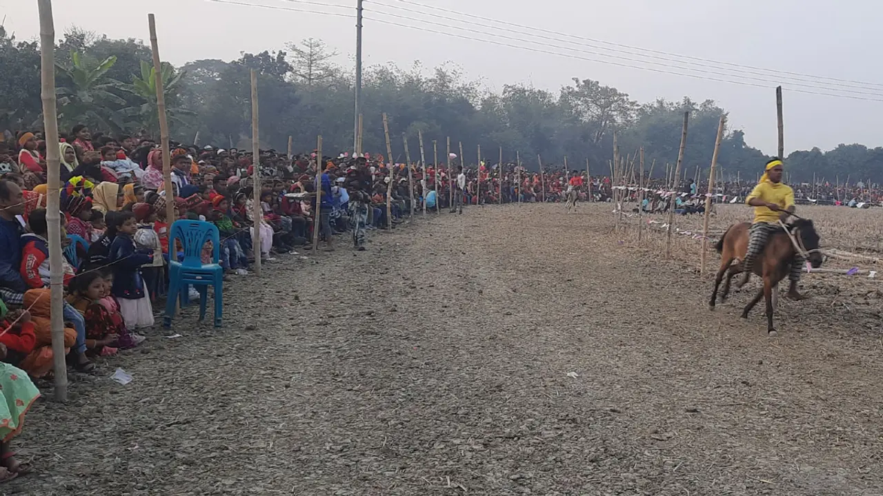 চাঁপাইনবাবগঞ্জে ঘোড়দৌড় দেখতে হাজারো মানুষের ভিড়