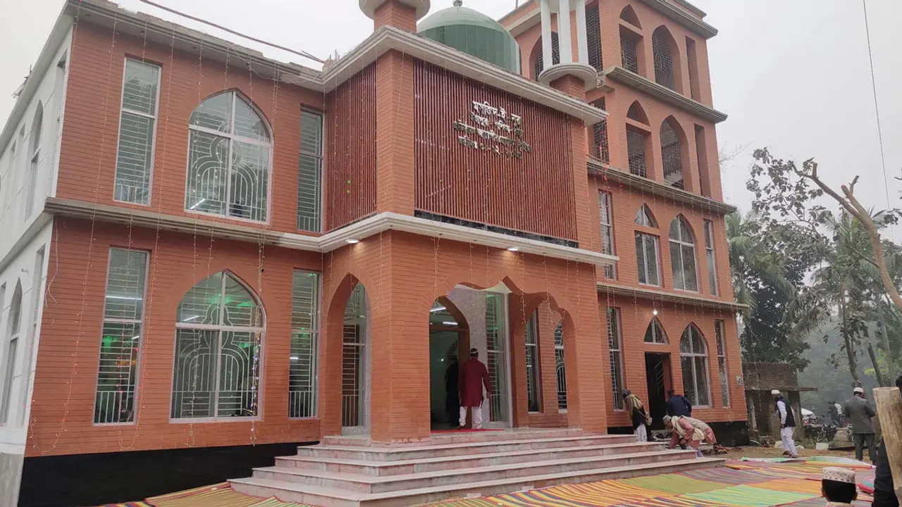 কুমিল্লায় দৃষ্টিনন্দন দোতলা মসজিদ নির্মাণ করলেন প্রবাসী