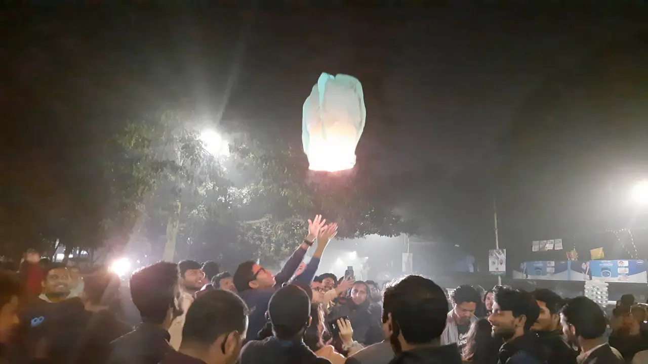 নতুন বছরের প্রথম প্রহরে শহরজুড়ে উন্মাদনা
