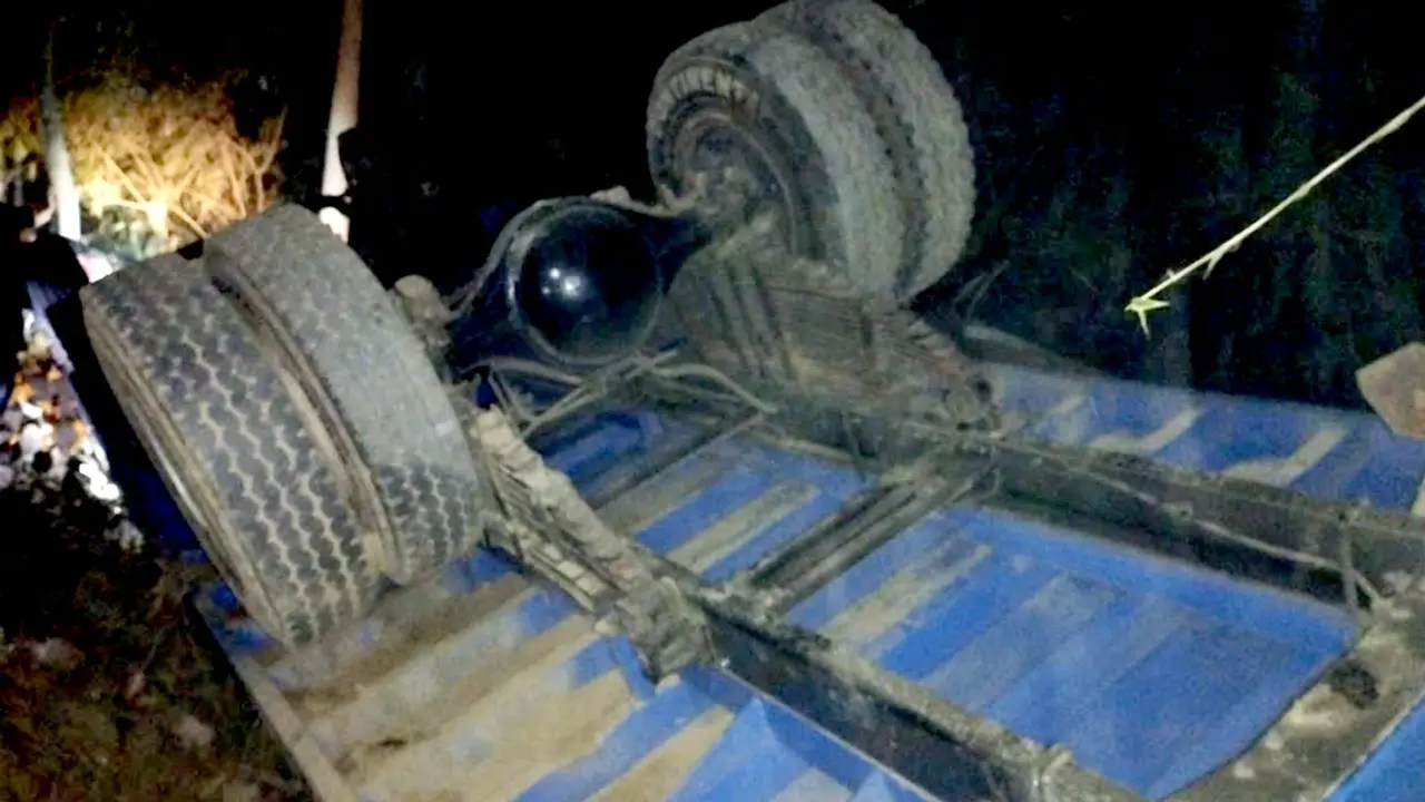নিয়ন্ত্রণ হারিয়ে ঘরে ট্রাক, প্রাণ গেল ঘুমন্ত শিশুর