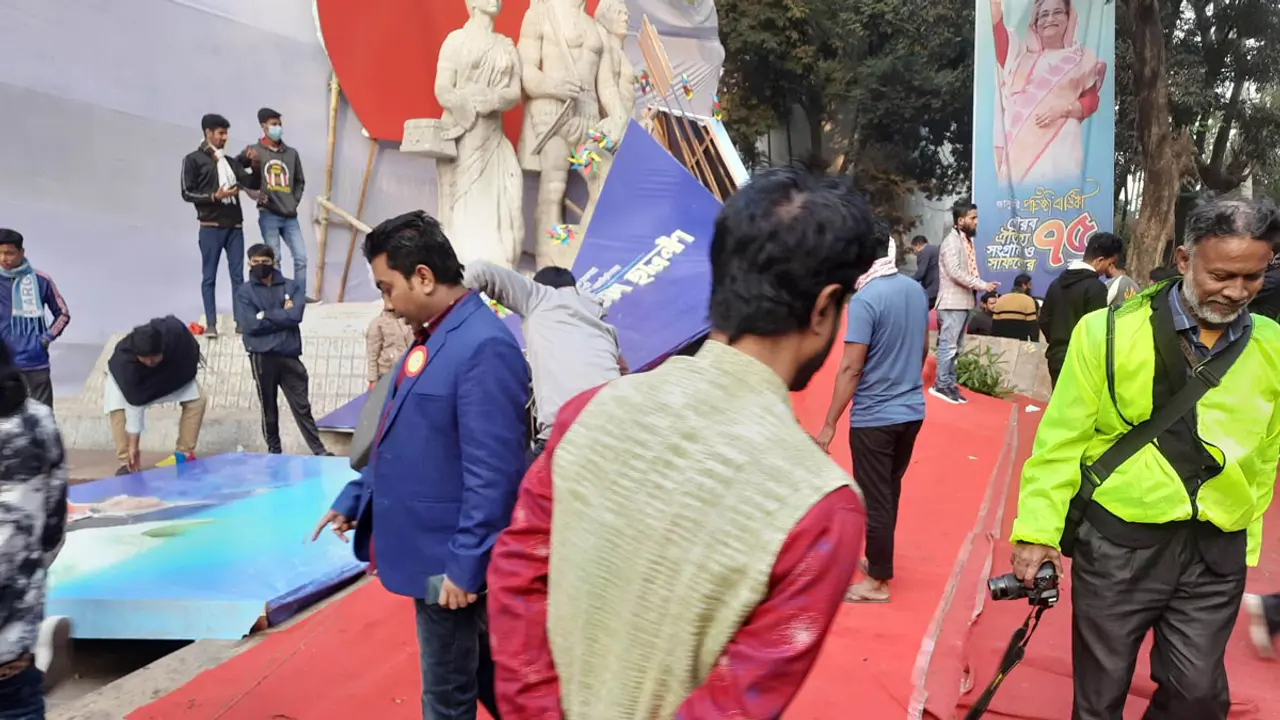 বক্তব্য দিচ্ছিলেন ওবায়দুল কাদের, ভেঙে পড়ল মঞ্চ