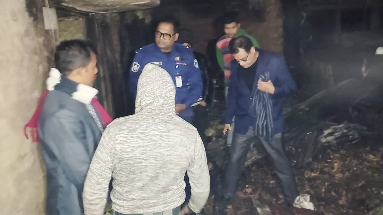 রাঙ্গুনিয়ায় বাড়িতে আগুন লেগে একই পরিবারের পাঁচজনের মৃত্যু