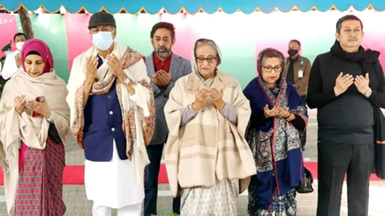 টুঙ্গিপাড়ায় বঙ্গবন্ধুর সমাধিতে প্রধানমন্ত্রীর শ্রদ্ধা