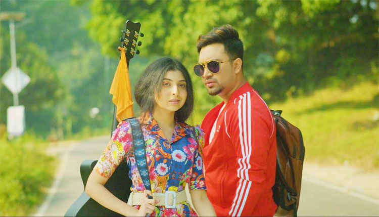 ‘লাভ স্টেশান’ নাটকের দৃশ্যে পড়শী ও জোভান