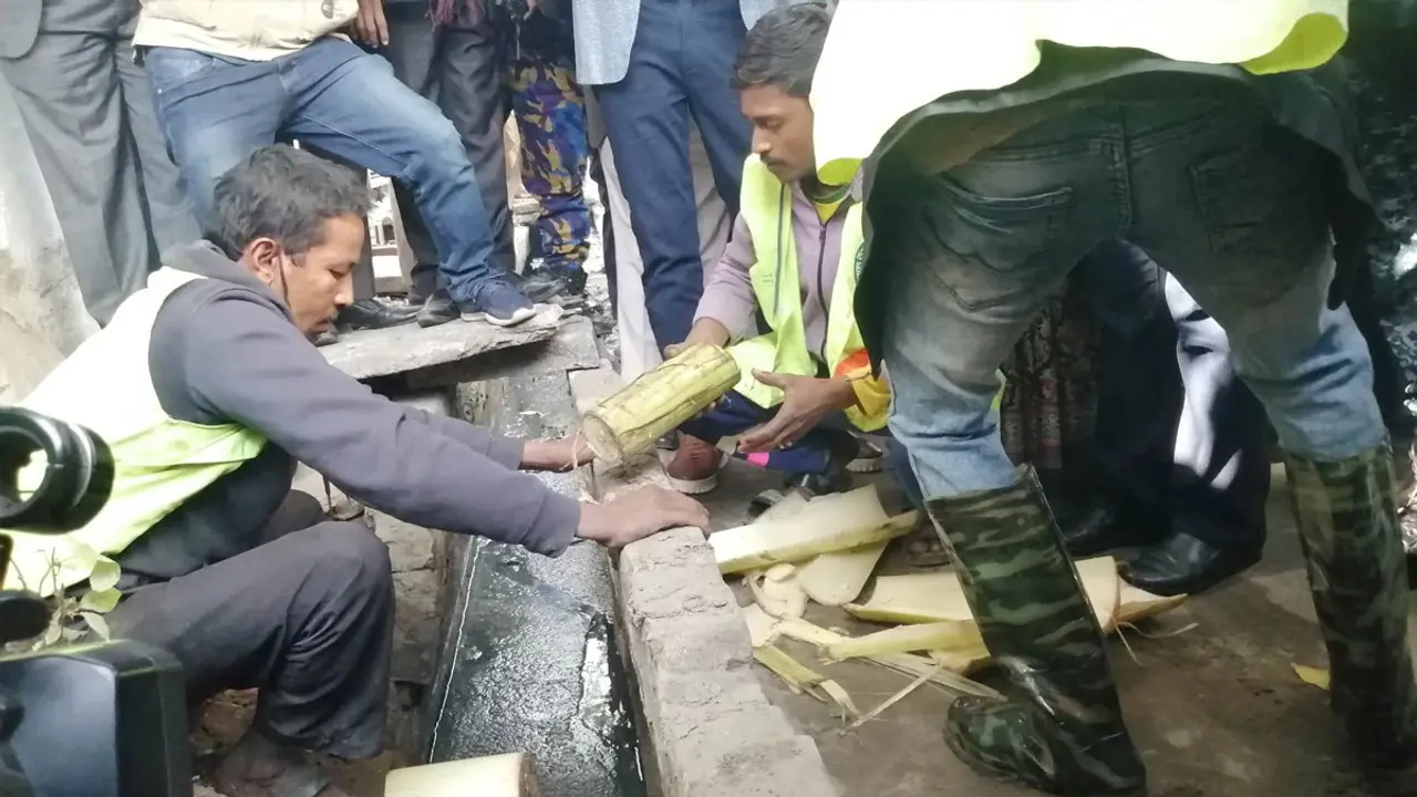 বারিধারার ড্রেনেও ‘কলা গাছ থেরাপি’ দিলেন মেয়র আতিক