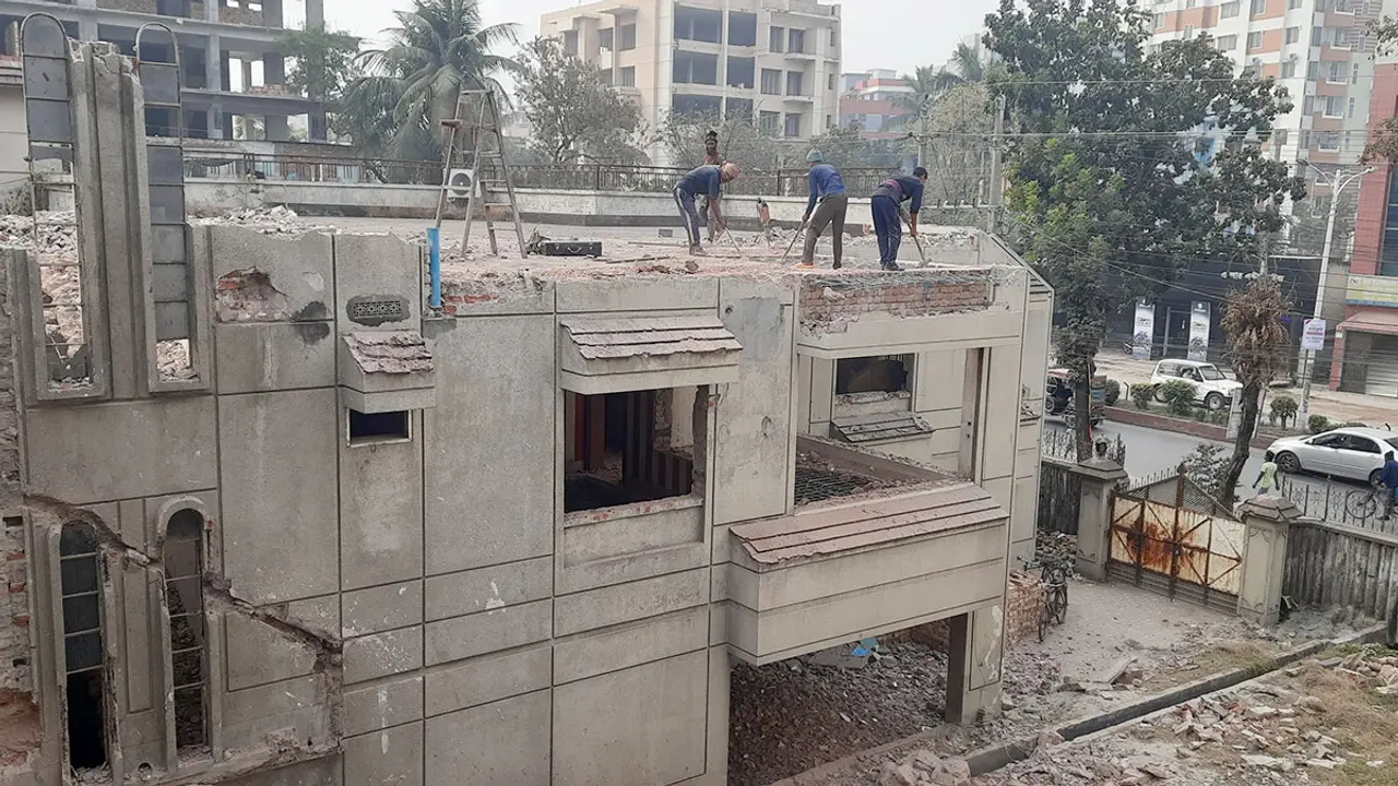 ভেঙে ফেলা হচ্ছে এরশাদ শিকদারের সেই 'স্বর্ণকমল'