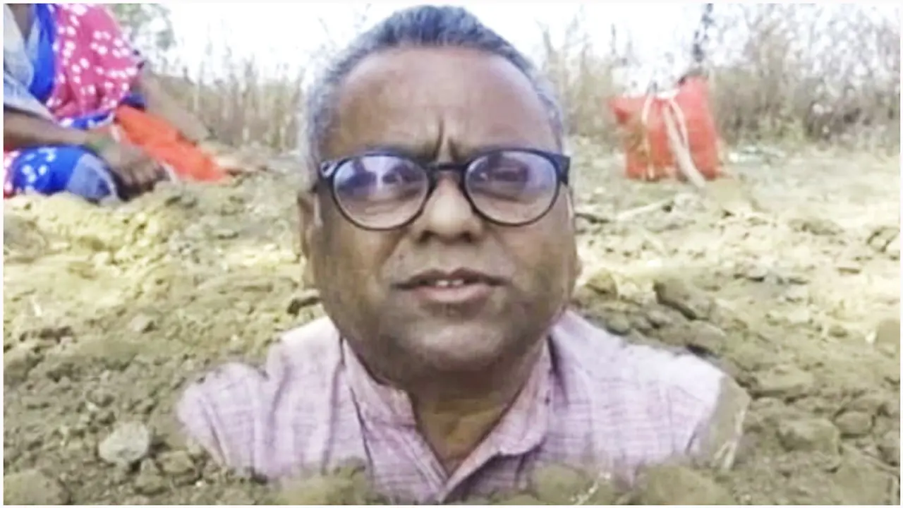 ভিডিও: গলা পর্যন্ত মাটিতে পুঁতে অভিনব প্রতিবাদ কৃষকের