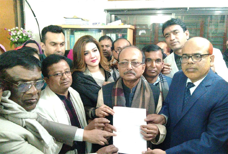 মনোনয়নপত্র তোলার সময় প্রার্থীর সঙ্গে মাহিসহ অন্যরা