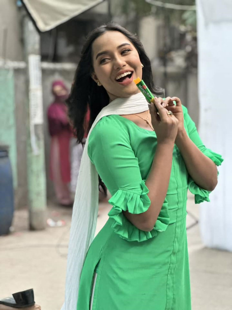 বিজ্ঞাপনচিত্রটির একটি দৃশ্যে সামিরা খান মাহি