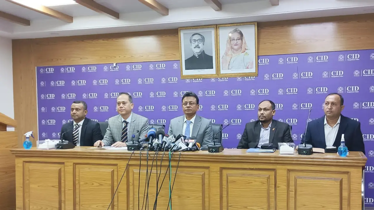 ব্যাগ কাঁধে ঘুরে ঘুরে মোবাইল ফোনে চলছে ডলার ব্যবসা
