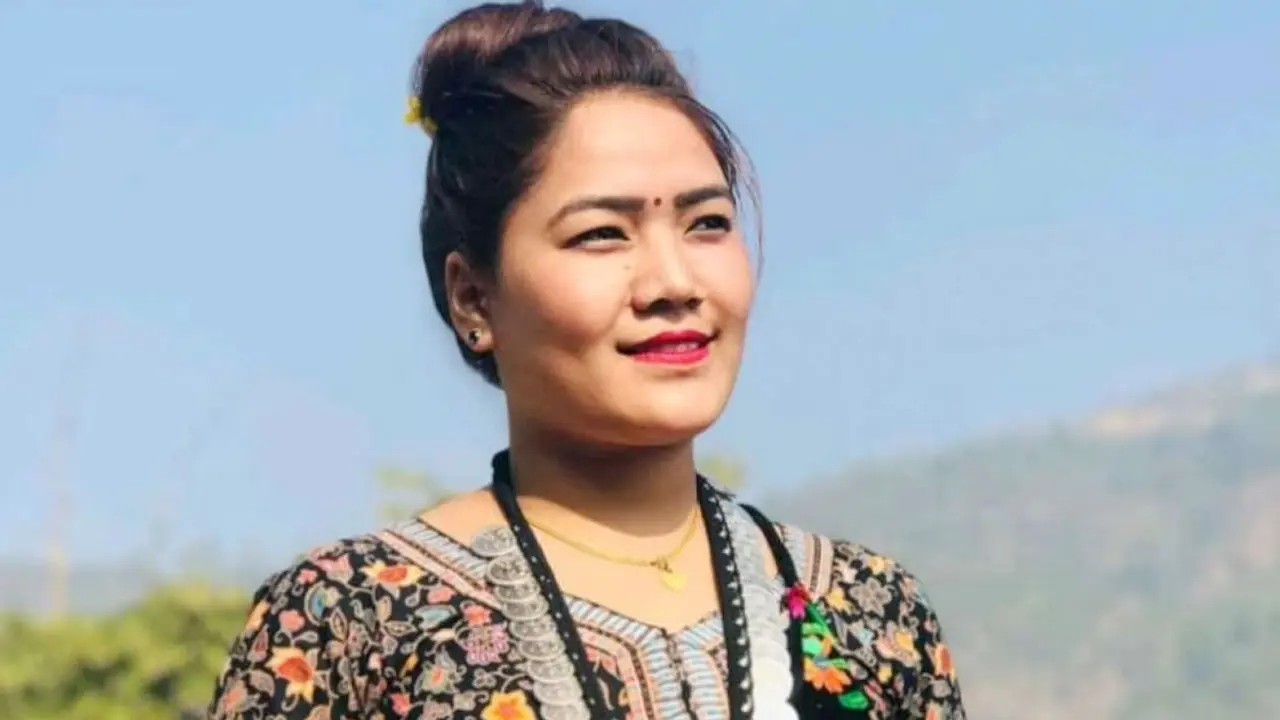 বিমান দুর্ঘটনায় জনপ্রিয় গায়িকার মৃত্যু