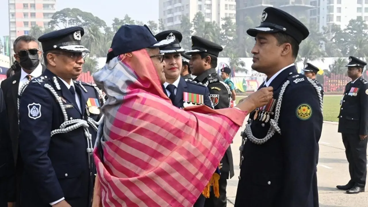 পদক পেলেন ১১৫ পুলিশ কর্মকর্তা