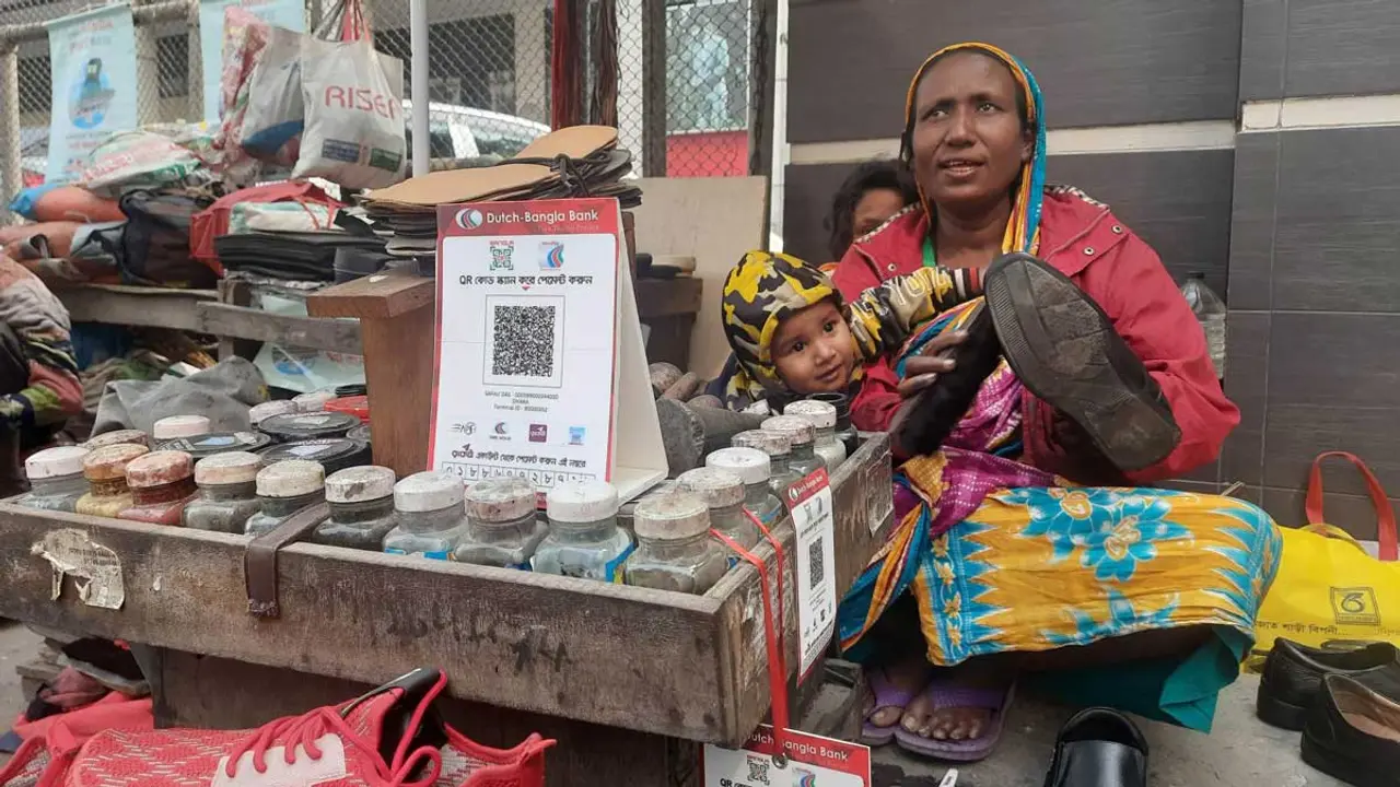 টাকা ছাড়া জুতা পলিশ, পেমেন্ট কিউআর কোডে