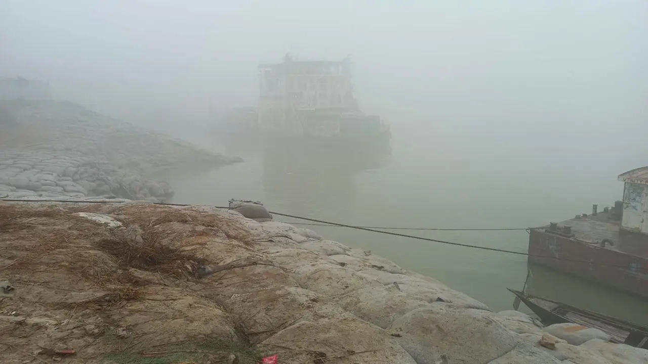 ঘন কুয়াশায় দৌলতদিয়া-পাটুরিয়ায় ফেরি চলাচল বন্ধ