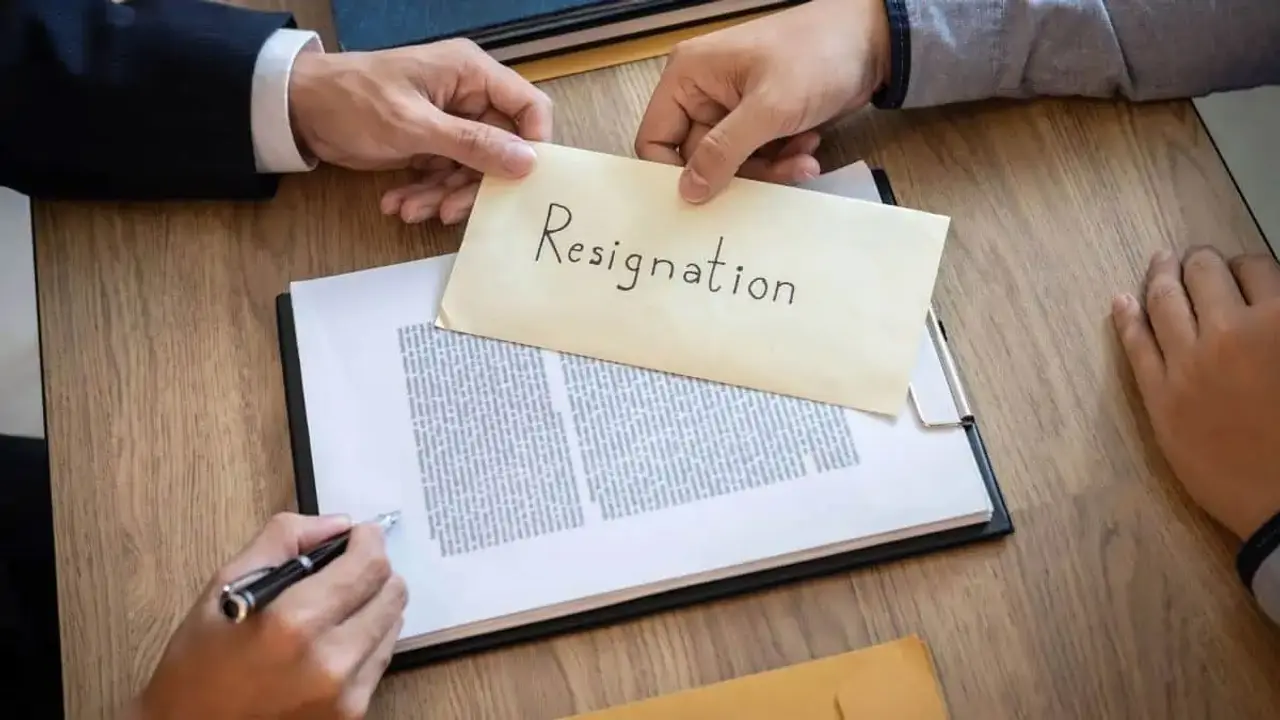 Resign Letter : রিজাইন লেটার লেখার সহজ নিয়ম, জেনে নিন নমুনাসহ
