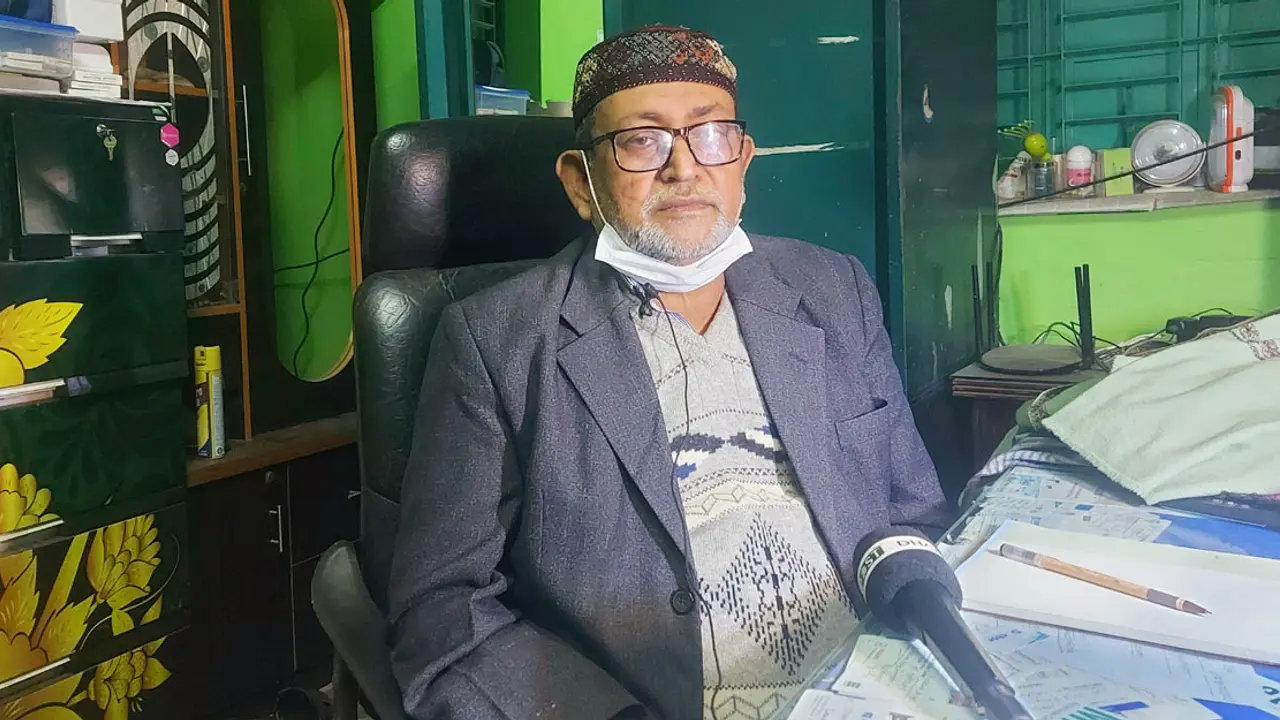 ১০ টাকায় রোগী দেখেন ডা. এবাদুল্লাহ