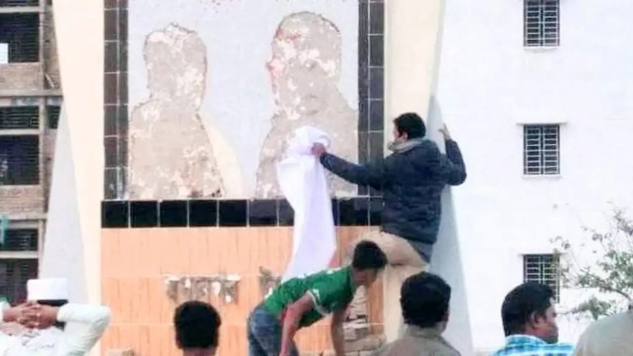 অবশেষে ম্যুরাল থেকে সরানো হলো এমপি ও চেয়ারম্যানের ছবি