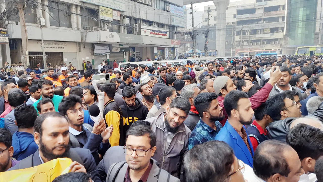 ‘নির্দেশনা’ পেয়ে তাকসিমের পাশে দাঁড়াতে আসেন তারা!
