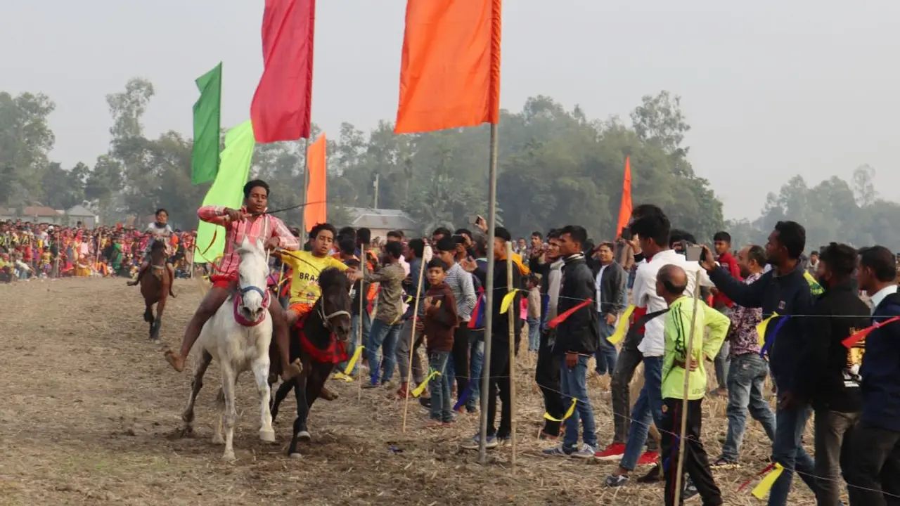 ঠাকুরগাঁওয়ে ঘোড়দৌড় দেখতে মানুষের ভিড়