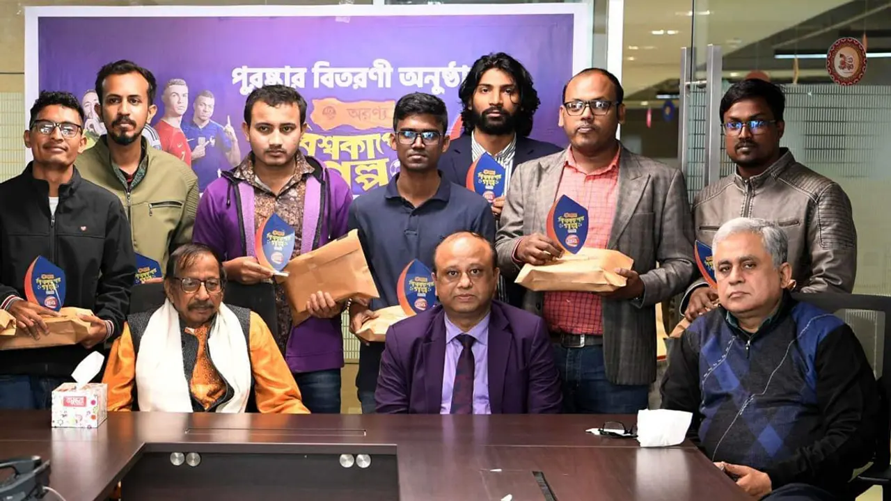 চ্যানেল টুয়েন্টিফোরের প্রতিযোগিতার বিজয়ীদের পুরস্কার বিতরণ