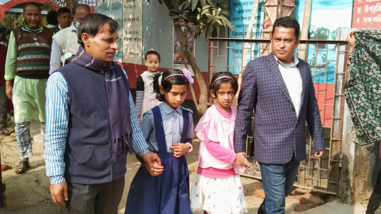 বই উৎসবে এসে খালি হাতে বাড়ি ফিরল শিশুরা