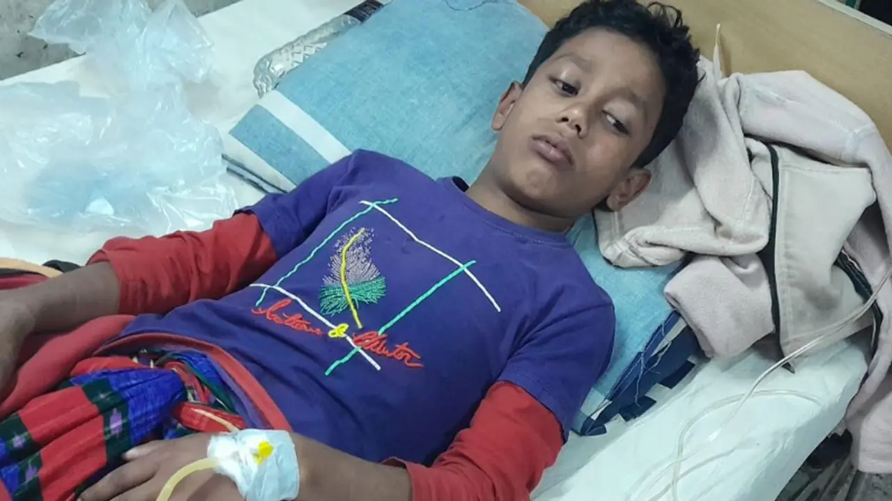 বিস্কুট খাওয়ার অপরাধে স্কুলছাত্রকে পিটিয়ে জখম