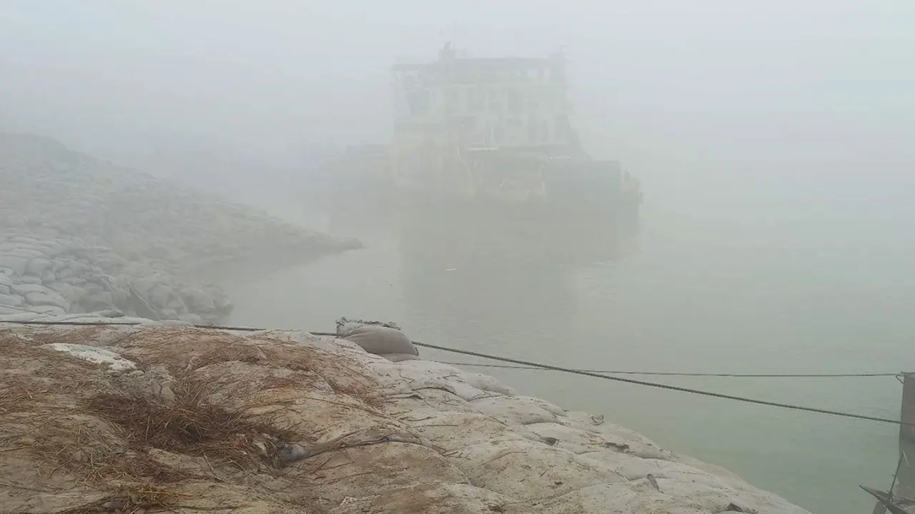 ঘন কুয়াশায় মাঝ পদ্মায় আটকা ৩ ফেরি