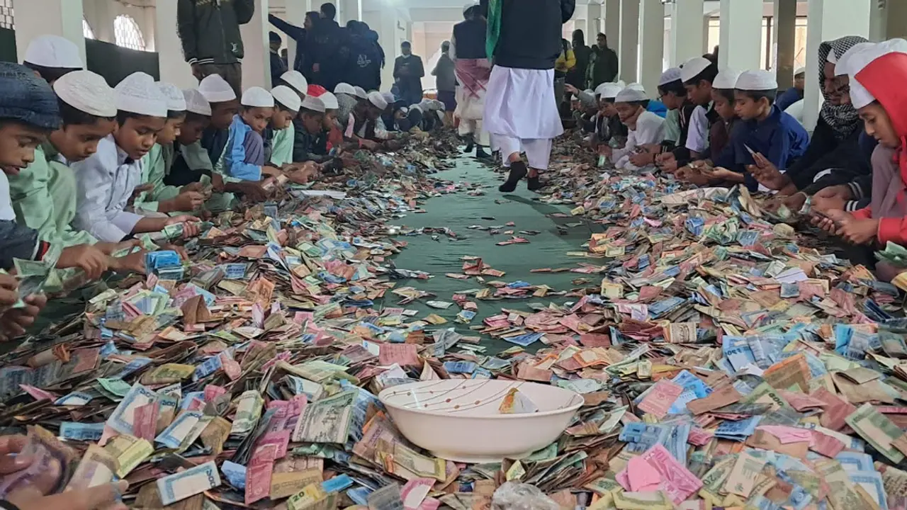 পাগলা মসজিদের দানবাক্সে ২০ বস্তা টাকা, চলছে গণনা